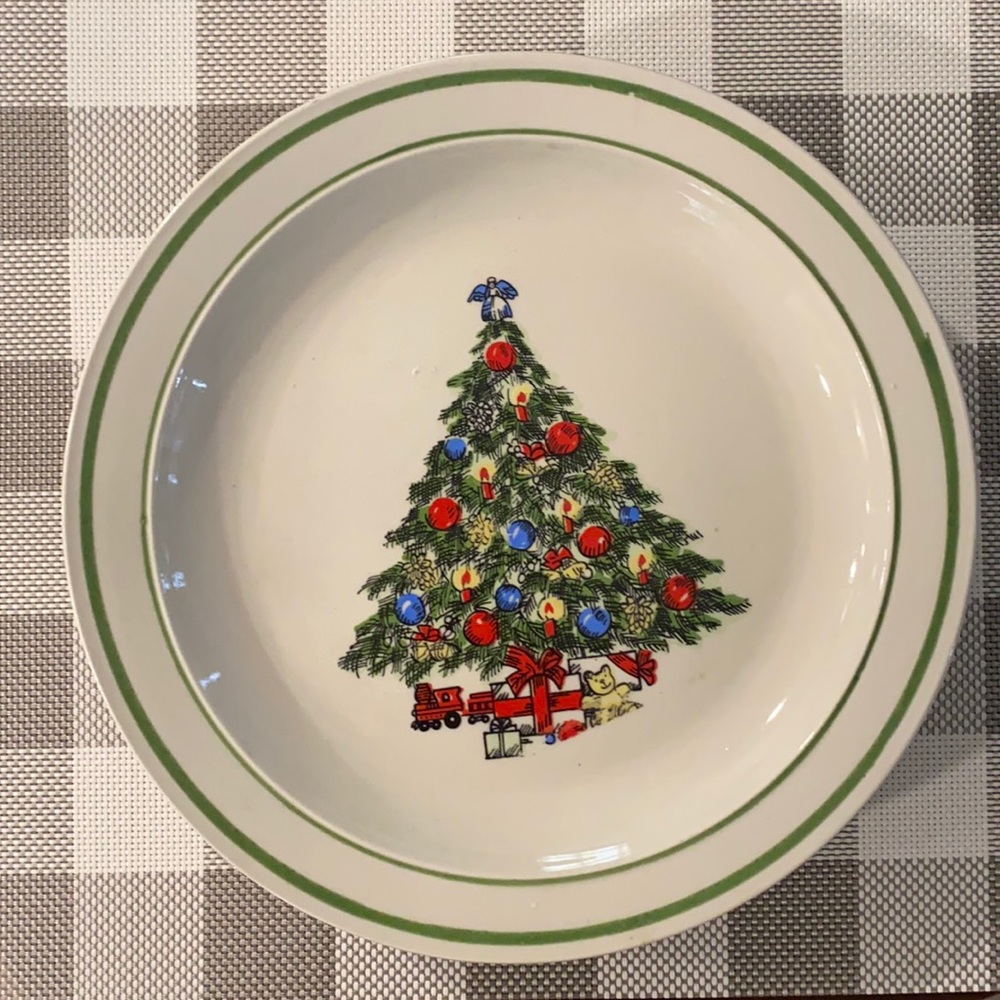 Vintage Set of 4 Christmas Tree dinner plates. Cream with tree and green trim